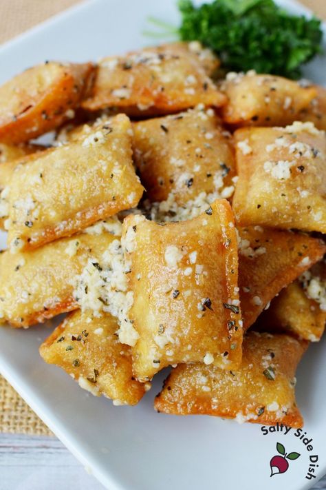 Garlic Parmesan Pizza, Totinos Pizza Rolls, Salty Side Dish, Parmesan Pizza, Pizza Roll Recipe, Pizza Bites, Pizza Rolls, Tiktok Viral, Garlic Parmesan