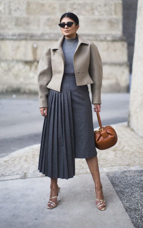 Outfit | The (Half) Pleated Skirt Gray Pleated Skirt Outfit, Midi Pleated Skirt Outfit, Pleated Skirt Outfit Winter, Half Pleated Skirt, Pleated Skirt Outfit Summer, Pleated Skirt Outfit Ideas, Thrift Outfits Ideas, Pleated Skirt Outfits, Skirt Outfit Winter