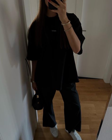 Casual outfit Fashion All black outfit Graphic tshirt outfit Oversized Oversized outfit Tshirt Outfit Oversized, Graphic Tshirt Outfit, Oversize Tshirt, Outfit Oversize, Tshirt Outfit, Oversized Outfit, Oversize T Shirt, All Black Outfit, Tshirt Outfits