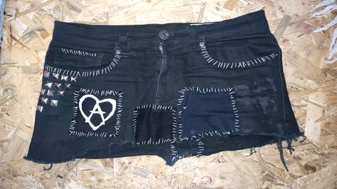 Upcycling Skirt with patch Crust Punk Skirt, Crust Skirt, Diy Goth Clothes, Punk Jeans, Vintage Tattoo Design, Punk Skirt, Crust Punk, Punk Clothing, Diy Shorts