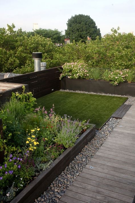 When she was renovating her townhouse apartment in Cobble Hill, garden designer Julie Farris also wanted a roof garden. She had big plans: for family barbecues, a play area, flowerbeds, and lounge furniture. Oh, and it had to be low-maintenance. Here's how she pulled it off: Garden Ideas To Make, Sustainable Landscaping, Garden Help, Sustainable Garden, Rooftop Garden, Roof Garden, Terrace Garden, Green Roof, Decor Minimalist