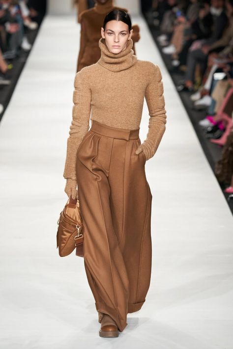 Max Mara Fall 2022 Ready-to-Wear Collection | Vogue Fashion Trends Winter, Milano Fashion Week, Brown Outfit, Winter Trends, Fall 2022, Pantalon Large, 가을 패션, Fashion Show Collection, Fall Fashion Outfits