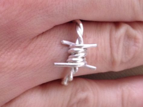 Diy Barbed Wire, Wire Ring Diy, Barbed Wire Jewelry, Barbed Wire Ring, Barb Wire, Close Up Photo, Wire Ring, Barbed Wire, Wire Rings