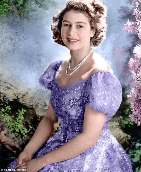 Rising confidence: A young Queen Elizabeth wearing one of her mother's gowns in 1945 at the age of 19 Elizabeth Ii Young, Queen Elizabeth Portrait, Ratu Elizabeth, Elizabeth Young, Young Queen Elizabeth, Rainha Elizabeth Ii, Reine Elizabeth Ii, Prinz Harry, Elisabeth Ii