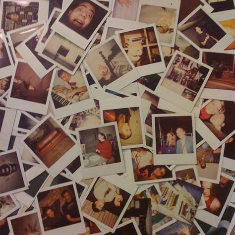 polaroids Polaroid Pictures, Polaroid Photos, Six Feet Under, Life Is Strange, Jolie Photo, Sakura Haruno, Vintage Aesthetic, Yearbook, Film Photography