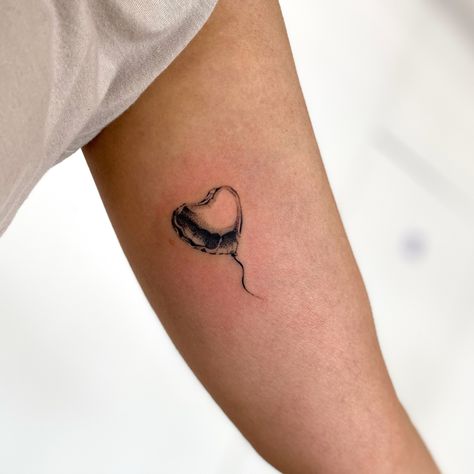 #tattoo #tattooart #aesthetic #tattoo #tattooideas #handpoke #hearttattoo #femeninetattoo #dotwork #puntillismo #aesthetic #tatuajes #tattooforwomen Heart Balloon Tattoo, Tattoo Puntillismo, Elegant Tattoo Ideas, Candy Tattoo, Harry Tattoos, Places For Tattoos, Balloon Tattoo, Food Tattoos, Harry Styles Tattoos