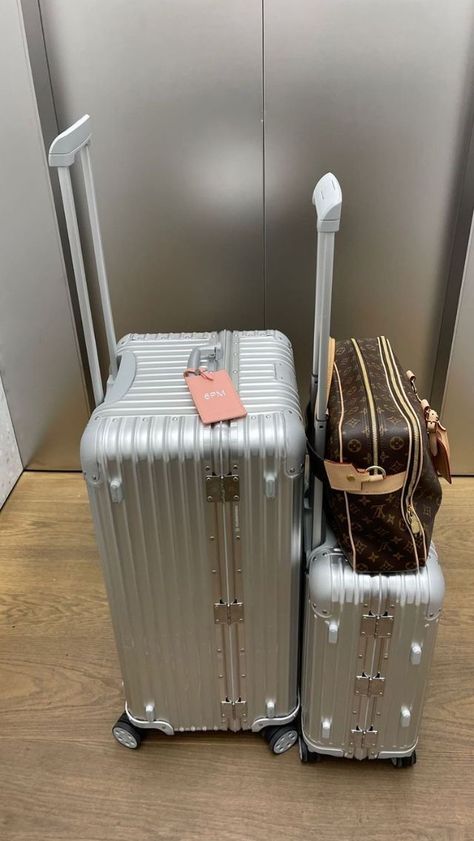 Luggage Aesthetic, Aesthetic Ig Story, Rimowa Luggage, Capas Samsung, Estilo Kylie Jenner, Luxury Luggage, Cute Luggage, Airport Aesthetic, Travel Picture Ideas