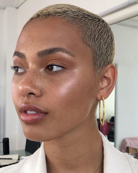 Natural Hair Short Cuts, Bald Hair, Shaved Head, Short Natural Hair Styles, Buzz Cut, Shaved Hair, Natural Makeup Looks, Green Beauty, Afro Hairstyles