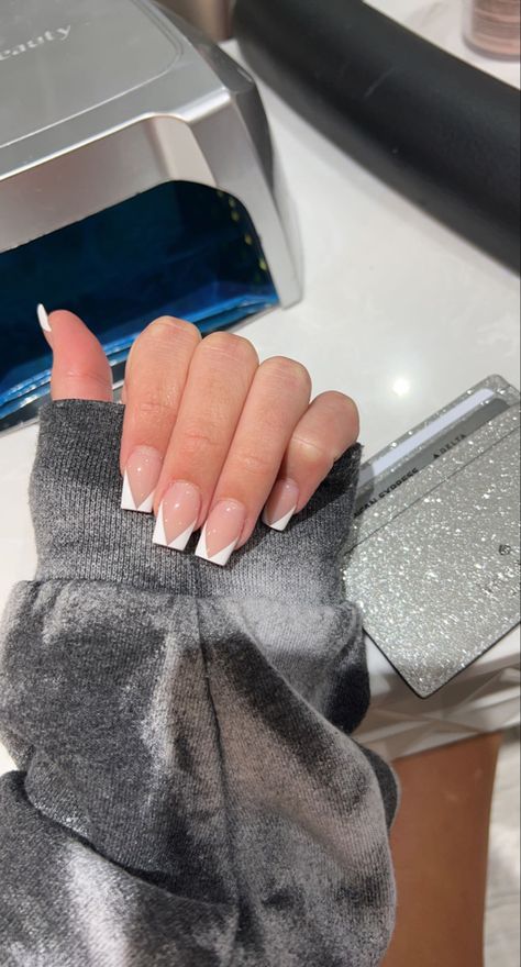 White Beach Dresses, White Tip Acrylic Nails, White French Tip Nails, Triangle Nails, White Tip Nails, How To Cut Nails, White French Tip, White Acrylic Nails, French Tip Acrylic Nails