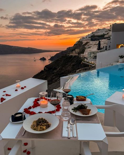 Greece Vibes, Romantic Beach Picnic, Dinner Romantic, Dinner With A View, Billionaire Lifestyle Luxury Living, Romantic Dinner For Two, Romantic Honeymoon Destinations, Heavenly Places, Oia Santorini