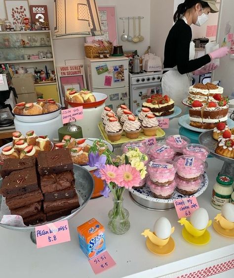 Pretty Dessert, Bakery Cafe, Cute Desserts, Pretty Cakes, Cafe Food, Cute Cakes, Pretty Food, Cute Food, On Display