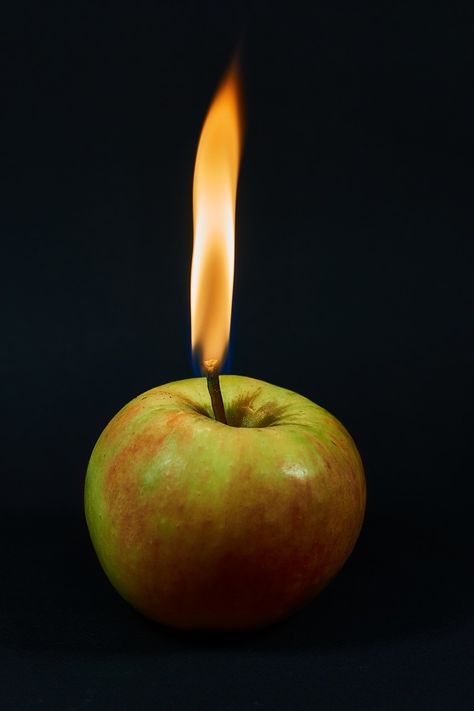 Modern Still Life Photography Ideas, Apple Of Discord, Creative Macro Photography, Cool Apple Logo, Apples Photography, Still Life Pictures, Yellow Candles, Motion Photography, Reflection Photography