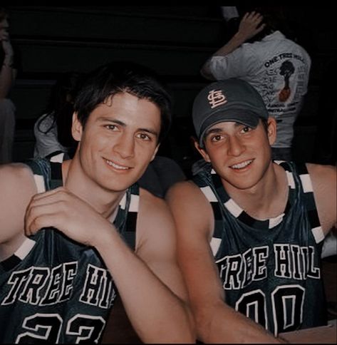 One Hill Tree, Nathan Scott One Tree Hill, Brooke Davis And Lucas Scott, James Lafferty One Tree Hill, Julian Baker One Tree Hill, One Tree Hill Brucas, Nathan Scott Wallpaper, Nathan One Tree Hill, Nathan Scott Aesthetic