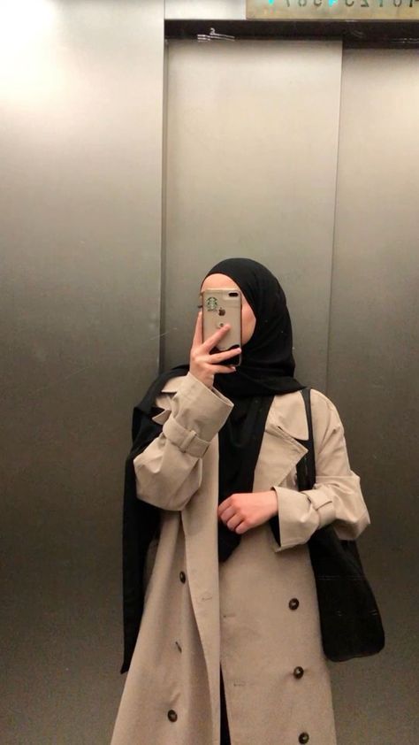 Abaya For University, Hijab Medical Student, Hijab Style For University, Modest Hijabi University Outfits, Abaya Uni Outfits, Hijab Fashion University, Hijabi Trench Coat, Hijabi Selfie Aesthetic, Beige Trench Coat Outfit Hijab