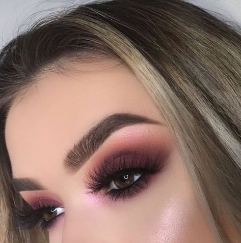 Smokey red and burgundy makeup + incredible highlight Beauty Make-up, Makijaż Smokey Eye, Simple Eye Makeup, Olivia Culpo, Pink Eyeshadow, Christmas Makeup, Make Up Looks, Pink Makeup, Makeup Goals