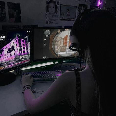 Dark Gaming Room, Gaming Room Decor Ideas, Gaming Room Aesthetic, Aesthetic Gaming Room, Gaming Desk Decor, Pc Gaming Room, Best Laptops For Students, Room Decor Gaming, Gamer Girl Aesthetic