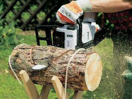 Small Chainsaw, Tree Stump Planter, Rustic Wood Projects, Log Projects, Log Planter, Homemade Tractor, Log Furniture, Garden Edging, Natural Garden