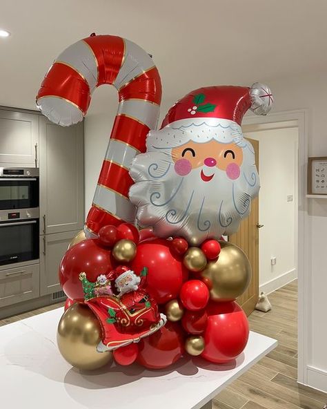 Christmas Balloon Bouquet Ideas, Christmas Decor Balloons, Christmas Party Balloon Decorations, Christmas Balloon Table Centerpieces, Elf On The Shelf Balloon, Holiday Balloons Christmas Decorations, Ballon Christmas Decor, Grinch Christmas Tree Balloons, Balloon Tree