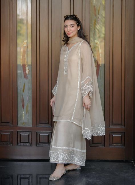 Pakastin Suit Design, Pakistani Fashion Casual Kurta Designs, Engagement Guest Outfit, Punjabi Salwar Kameez, Punjabi Salwar, Pakistani Salwar, Pakistani Fashion Casual, Pakistani Fashion Party Wear, Pakistani Fancy Dresses