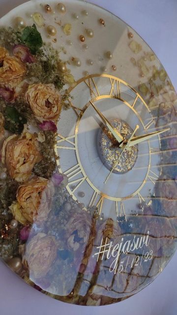 Wedding flower preservation #resinart #resinclock #flowers #rosepreservation Jaimala Resin Art, Resin Clock With Flowers, Rose Preservation, Resin Art Flower, Wedding Varmala, Resin Art Canvas, Wedding Flower Preservation, Resin Photo, Floral Clock