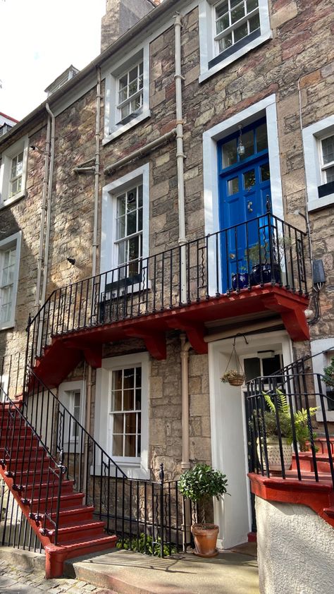 House with a blue door and cozy vibes (located in Scotland) Edinburgh Houses Interior, House In Edinburgh, London Flat Exterior, Edinburgh Flat Aesthetic, Edinburgh Apartment Aesthetic, Edinburgh Home, English Apartment, Edinburgh Apartment, Edinburgh House