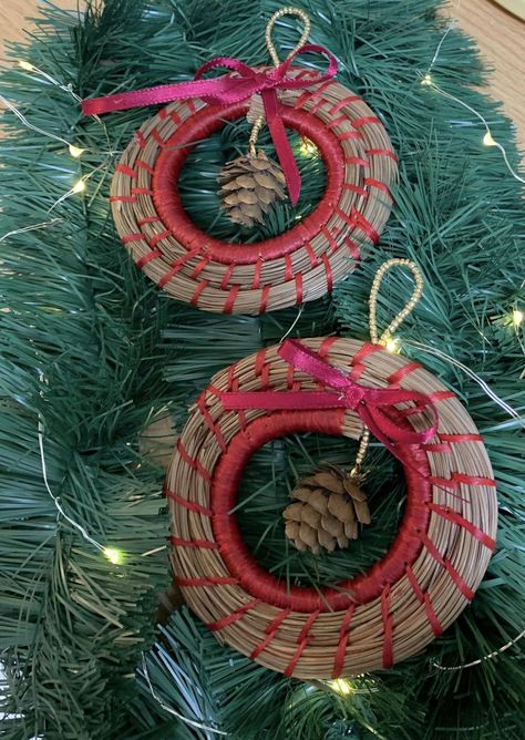 Pine Needle Crafts & Baskets Pine Needle Christmas Ornaments, Pine Needle Crafts Diy, Pine Needle Ornaments, Pine Needle Weaving, Rv Crafts, Pine Straw Baskets, Pineneedle Crafts, Pineneedle Baskets, Willow Crafts