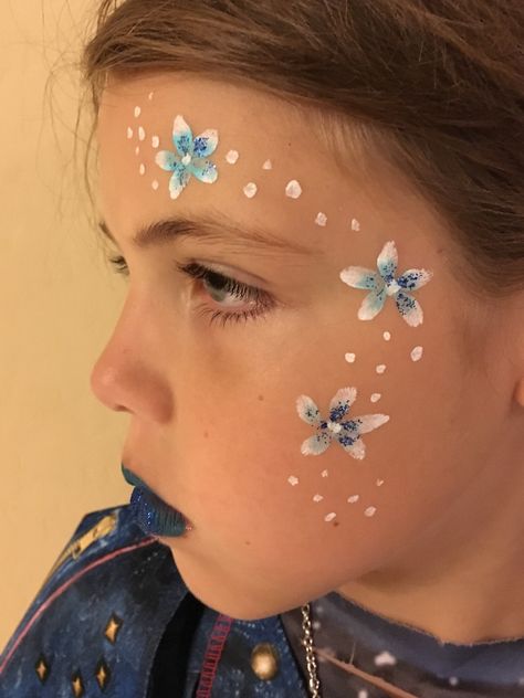 Face Painting Aesthetic Flowers, Makeup Karakter Simple, Flowers Face Paint, Face Painting Designs Creative, Flower Face Painting, Flower Face Paint, Face Painting For Kids, Face Paint Party, Face Painting Flowers