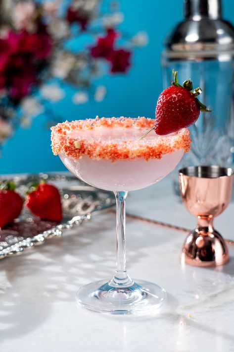 Strawberry Shortcake Martini Strawberries And Cream Martini, Strawberry Shortcake Martini, Strawberry Shortcake Cocktail, Creamy Cocktail Recipes, Baileys Martini, Summer Martinis, Valentines Cocktails, Cookout Foods, Cream Cocktails