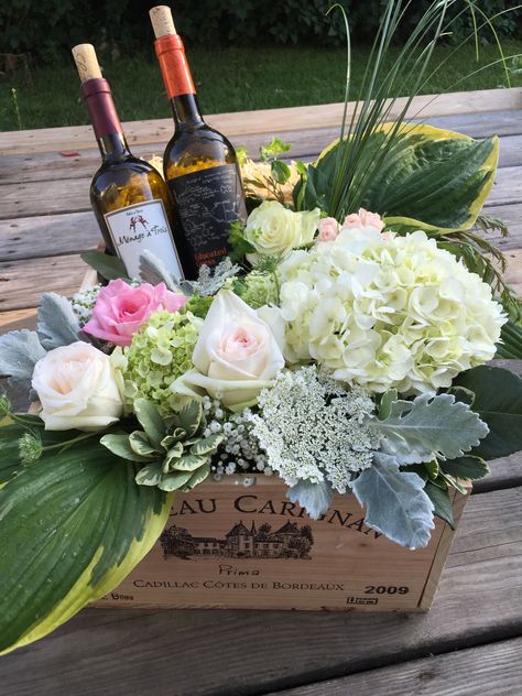 Birthday Flower Decoration Ideas, 50th Birthday Flowers, Flower Backdrop Ideas, Wine Gift Box Ideas, 50th Birthday Ideas For Women, Wine Bottles Gift Wrap, Wine Bottle Flowers, Flower Decor Ideas, Bottle Gift Wrapping