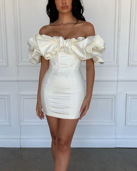 Strapless Ruffle Dress, Backless Dress Summer, White Bodycon Dress, Looks Party, White Short Dress, Bar Ideas, Glam Dresses, Fancy Outfits, Mode Inspiration