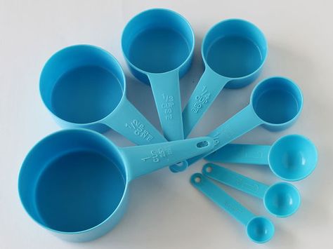 Measuring cup set is an important utensil to have in the kitchen and it is always recommended to use it for all new recipes that you are trying. Cool Measuring Cups, Measuring Cup For Liquid Ingredients, Metal Measuring Cups, Flour Scoop, Cooking Substitutions, Cooking Measurements, Measuring Cups & Spoons, Measuring Cups Set, Bulk Food