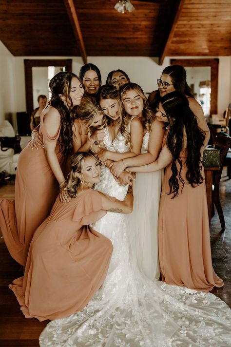 Bridesmaids Funny Pictures, Must Have Bridal Party Photos, Bridal Party Wedding Photo Ideas, Bridesmaid Poses With Bride, Bridesmaid Photoshoot Ideas, Bridesmaids Photo Ideas, Bridesmaids Portraits, Bridesmaids Poses, Bridesmaid Photo Ideas