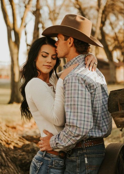 Rodeo Couples, Western Engagement Pictures, Western Couple Photoshoot, Bisexual Wallpaper, Western Engagement Photos, Country Photoshoot, Western Photo Shoots, Horse Couple, Western Couple