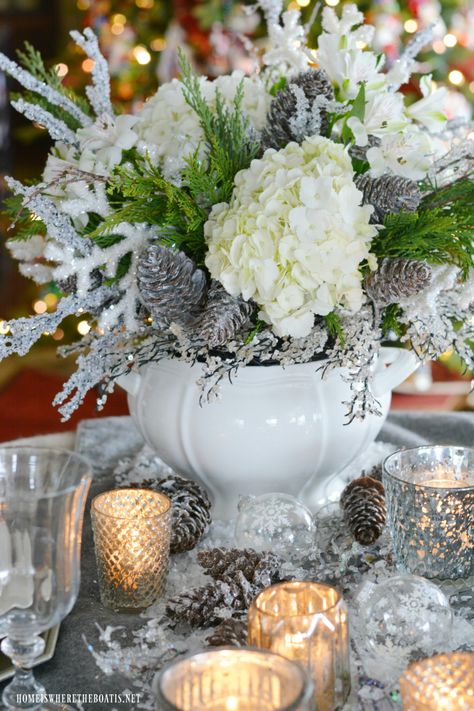 White Christmas flower arrangement and tablescape | ©homeiswheretheboatis.net #tablescape #hydrangeas #flowerarrangement #christmas #winter #whitechristmas White Christmas Floral Arrangements, Pink And White Christmas, Christmas Sangria, Holiday Floral Arrangements, 2018 Year, Christmas Flower Arrangements, Holiday Arrangement, Making Spirits Bright, Christmas Floral Arrangements