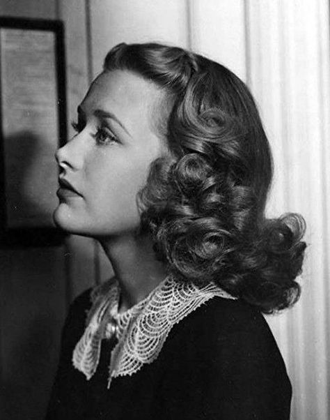 Priscilla Lane in Dust Be My Destiny (1939) 1930 Hair, Priscilla Lane, 1930s Hair, Growing Out Bangs, Vintage Hairstyle, 40s Hairstyles, 1940s Hairstyles, My Destiny, Hairstyle Inspiration