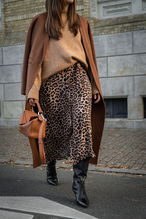 Animal Print Skirt Outfit, Layered Winter Outfits, Printed Skirt Outfit, Leopard Print Skirt, Layering Outfits, Skirt Outfit, Autumn Outfit, Fall Fashion Outfits, Print Skirt