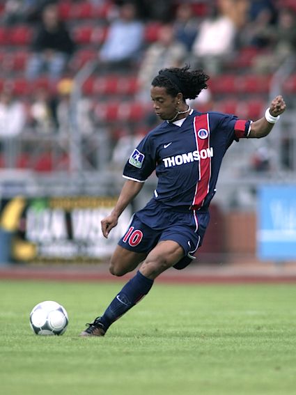 Ronnie PSG Psg Wallpaper, Ronaldinho Wallpapers, Hard Photo, Barcelona Team, Best Football Players, Football Images, Football Is Life, Nike Wallpaper, World Football