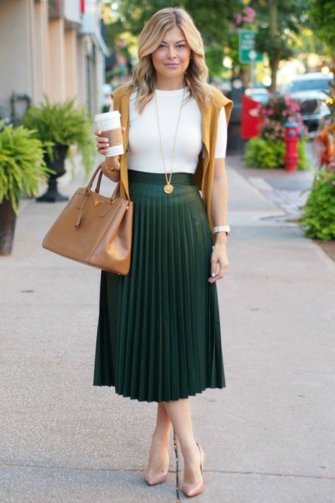 Trendy Professional Outfits, Green Pleated Skirt, Pleated Skirt Outfit, Chique Outfits, Work Dresses For Women, Summer Work Outfits, Stylish Work Outfits, Brown Bag, Outfits For Work