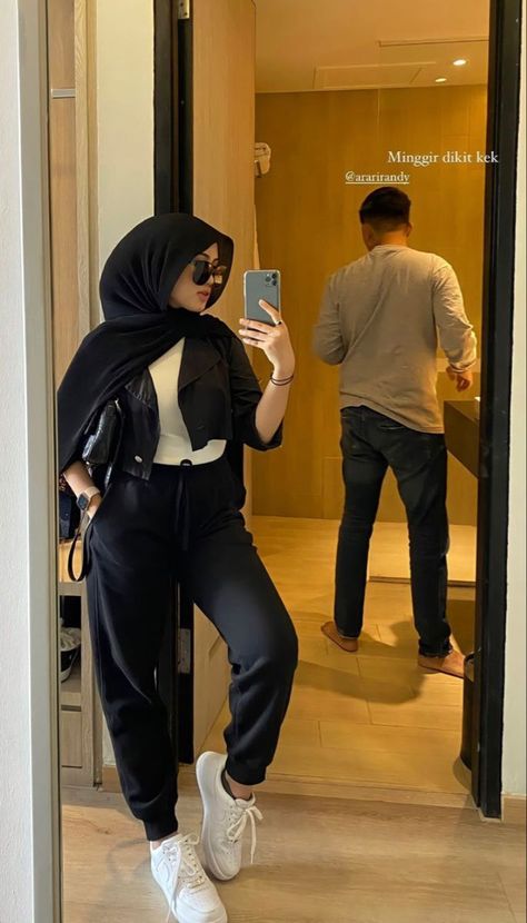 Outfit Celana Joger, Outfit Hijab Casual Simple, Celana Jogger Wanita, Casual Korean Style, Ootd Hijab Style, Outfit Hijab Casual, Muslim Outfits Casual, Hijab Style Casual, Hijabi Fashion Casual