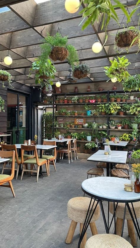 Outdoor Cafeteria, Vintage Cafe Design, Tropical Cafe, Backyard Restaurant, Biophilic Interior, Outdoor Restaurant Patio, Restaurant Exterior Design, Coffee Shop Concept, Restaurant Garden