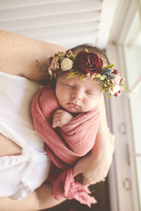 Lifestyle newborn photography Hailey Martin photography Flower crown Foto Newborn, Crown Flower, Newborn Baby Photos, Lifestyle Newborn Photography, Foto Baby, Newborn Shoot, Newborn Lifestyle, Children Images, Newborn Baby Photography