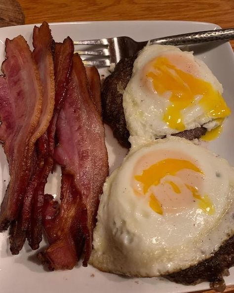 Beef Butter Bacon Eggs Diet, Carnivore Diet Aesthetic, Carnivore Diet Meal Prep, Carnivore Aesthetic, Lunch With Eggs, Carnivore Burger, Keto Plates, Carnivore Dinner, Meat And Vegetable Diet