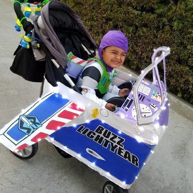 Buzz Lightyear Spaceship Stroller, Baby Buzz Lightyear Costume, Stroller Costume Ideas, Buzz Lightyear Costume Toddler, Baby Stroller Costume, Baby Food Chart By Age, Stroller Halloween Costumes, Stroller Costume, Batman And Robin Costumes