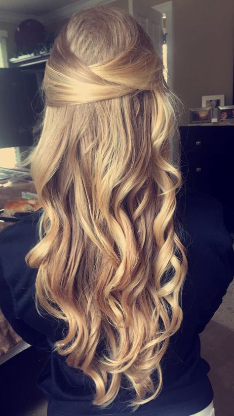 Half Up Half Down Extensions, Extensions Hairstyles, Down Curly Hairstyles, Wedding Hair Extensions, Flower Braids, Side Hairstyles, Short Curly Wigs, Wedding Hairstyles Half Up Half Down, Trendy Wedding Hairstyles