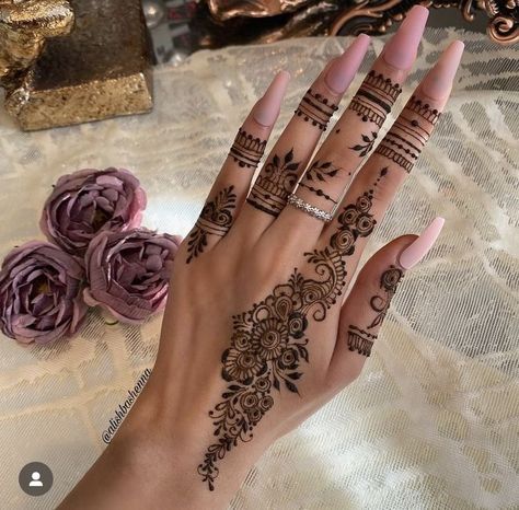 Latest Henna Designs Simple, Mendhi Designs Latest, Minimalist Mehendi, Henna Finger Designs, Henna Designs Back, Henna Flower Designs, Cute Henna Designs, Henna Designs Wrist, Henna Nails