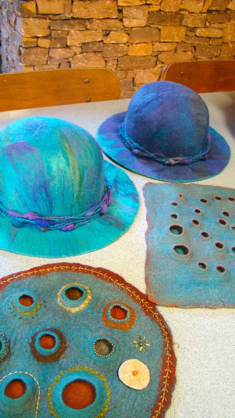 Loco Life of Lindy: Percolating Felting... Wow! Felted Hats, Felt Pictures, Felt Hats, Needle Felting Tutorials, Wet Felt, Felted Slippers, Felting Tutorials, Hat Ideas, Millinery Hats