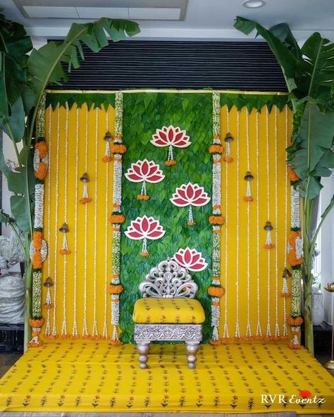 We’re Obsessed With These Sunshine-Themed Haldi Decor Ideas Low Budget Haldi Decoration, Haldi Decor Ideas, Indian Baby Shower Decorations, Leaf Decor Wedding, Haldi Decoration Ideas, Haldi Ceremony Decorations, Indian Wedding Stage, Small Wedding Decor, Haldi Decoration