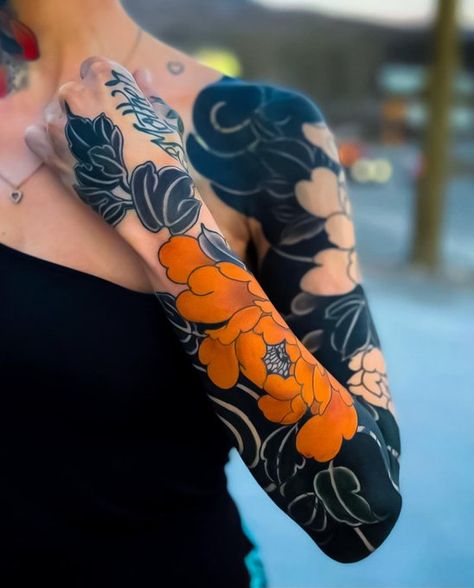 Japanese Sleeve Tattoos Women, Neck Sleeve Tattoo, 42 Tattoo, Boys With Tattoos, Feminine Tattoo Sleeves, Blackout Tattoo, Floral Tattoo Sleeve, Japanese Sleeve Tattoos, World Tattoo