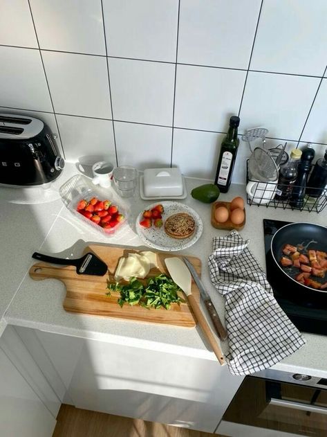 Apartment Cooking Aesthetic, Hobbies Aesthetic Cooking, Cooking Pictures Aesthetic, Cooking Vision Board Pictures, Food Prep Aesthetic, Aesthetic Cooking Pictures, Healthy Suhoor, Clean Home Aesthetic, Student Kitchen