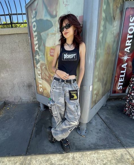 Punk Camo Outfit, Earthy Masculine Outfits, Skater Punk Outfits, Messy Outfit, 2000s Punk Fashion, Vintage Grunge Outfits, Skater Outfits, Alt Outfits, Punk Outfits